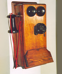 Teléfono antiguo de madera