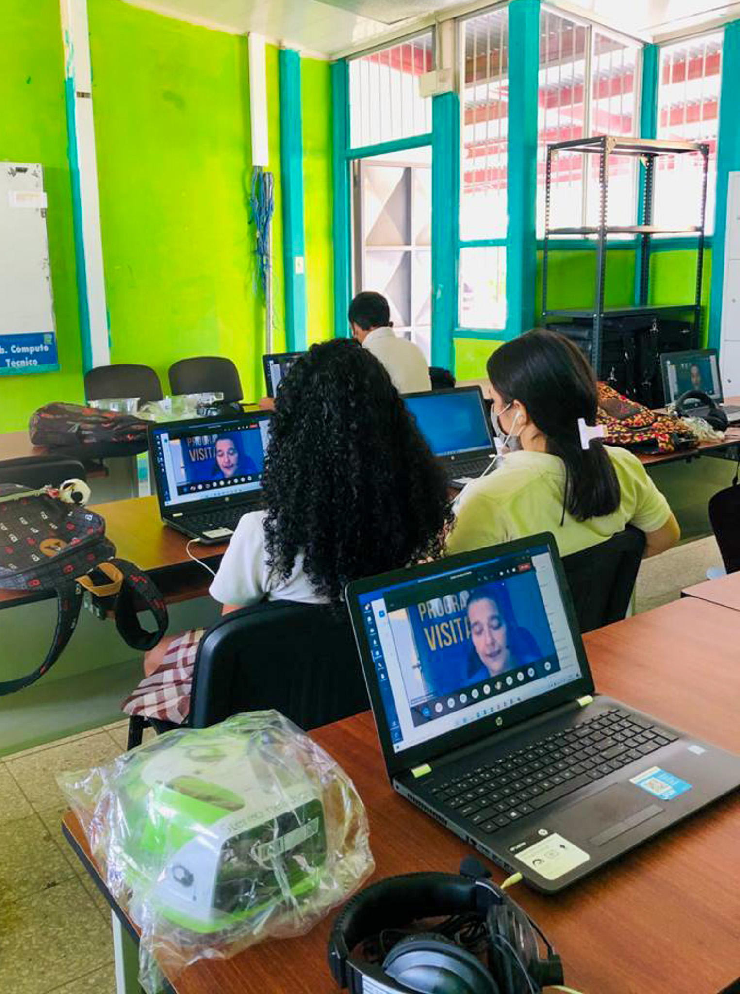 Estudiantes de colegio participan de charlas virtuales