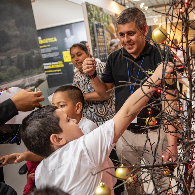 Niños en la sala de exposición en el Museo