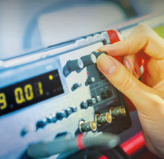 Mano de persona operando un equipo 