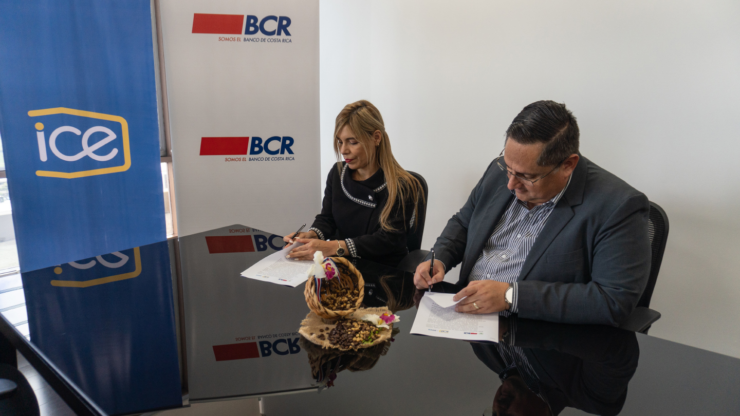 Dos personas firmando un convenio