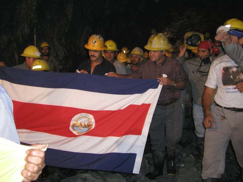 Trabajadores con bandera de Costa Rica en el túnel de conducción, 2007