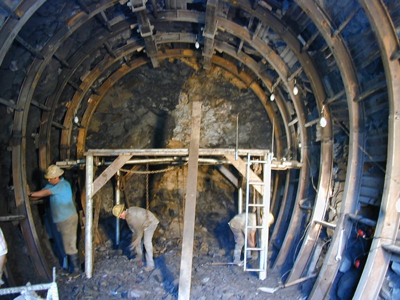 Inicio de la construcción del túnel de conducción, 2000