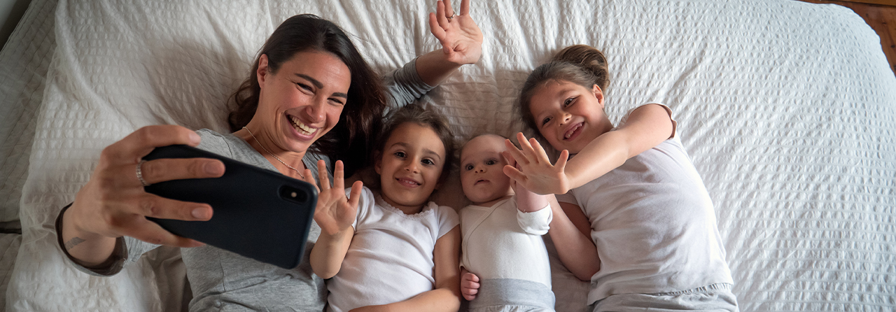 Familia feliz disfrutando de hacerse una fotografía con el celular