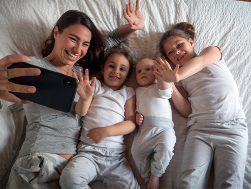 Familia feliz disfrutando de hacerse una fotografía con el celular