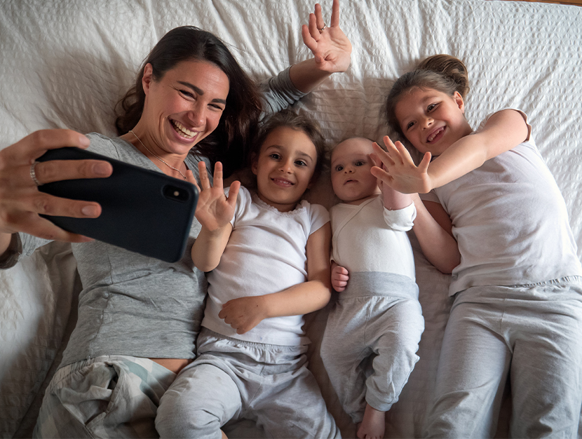 Familia feliz disfrutando de hacerse una fotografía con el celular