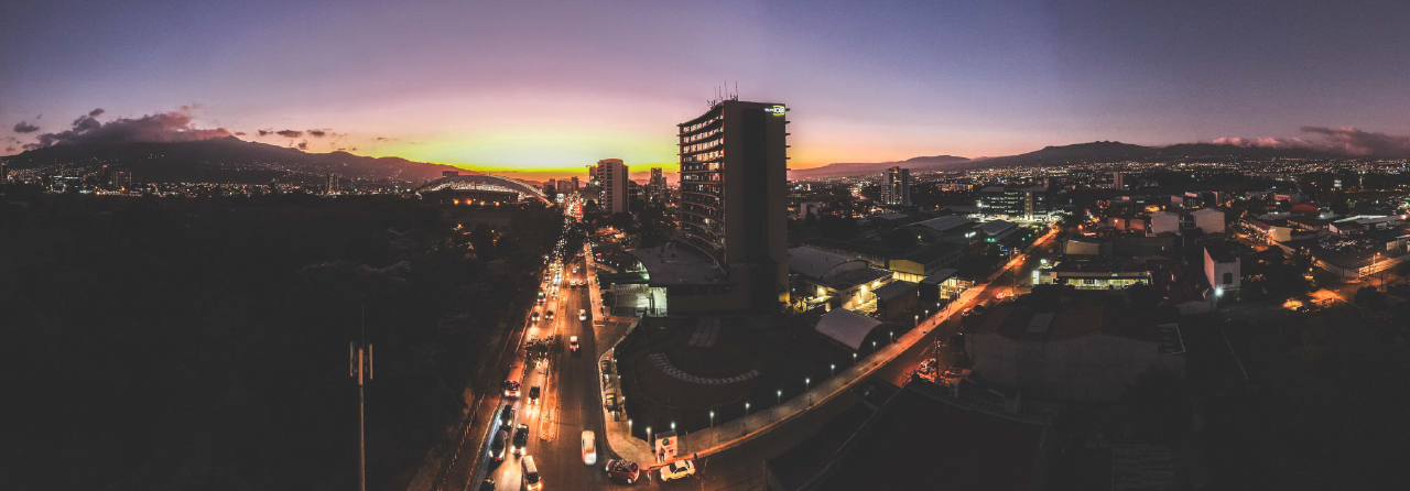 Panorámica de montaña donde se muestran torres de transmisión