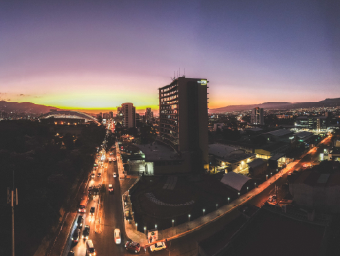 Panorámica de montaña donde se muestran torres de transmisión