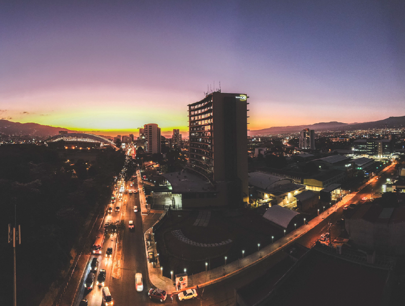 Panorámica de montaña donde se muestran torres de transmisión