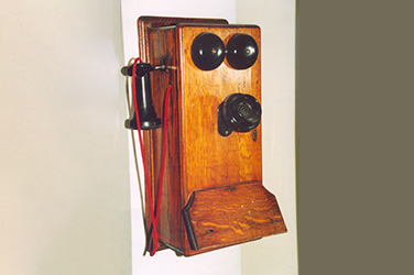 Teléfono antiguo de madera