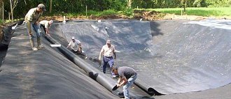 Colocación de la membrana HDPE del biodigestor